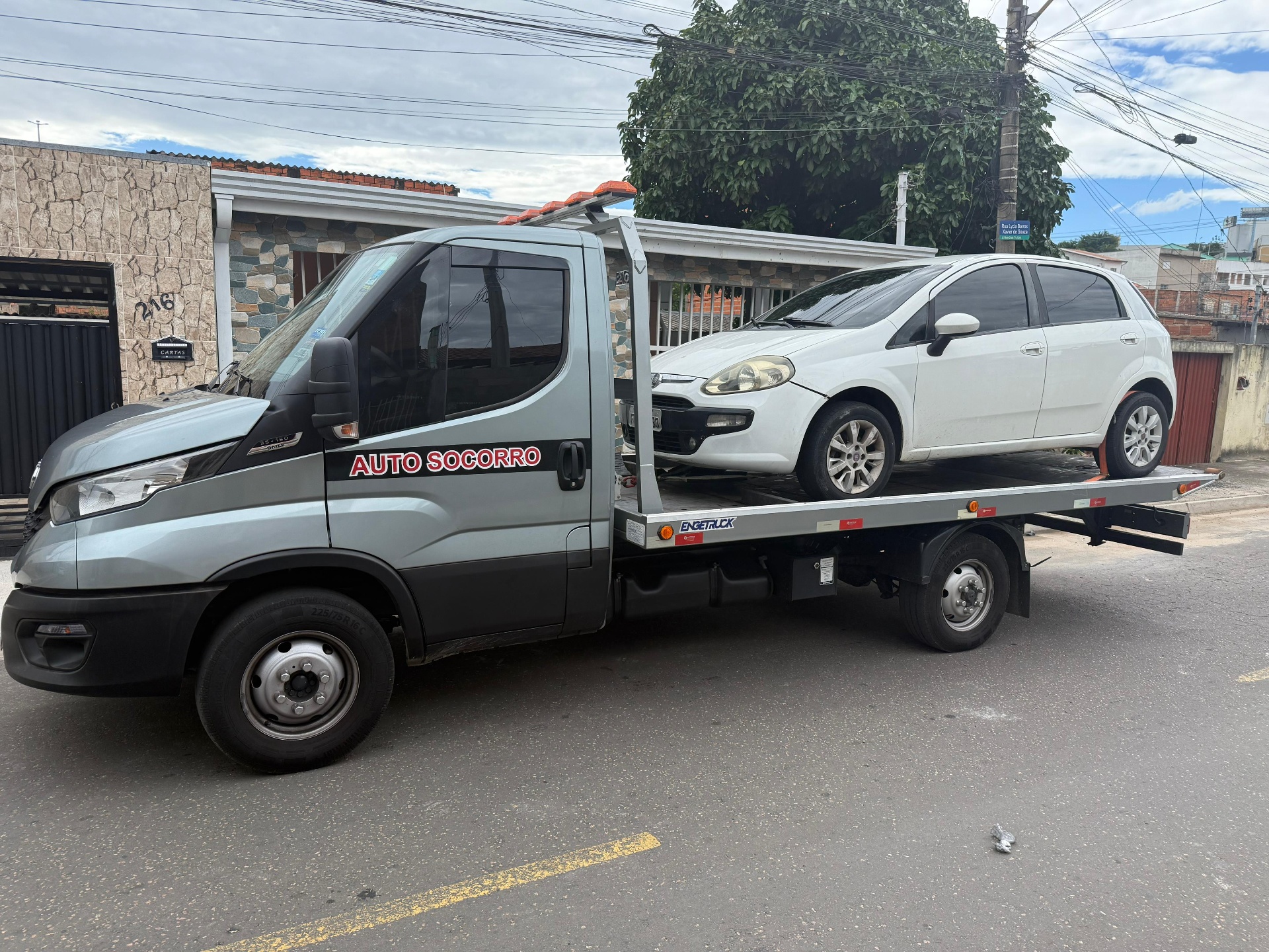 Guincho plataforma da Ligô removendo veículo em rua de Campinas