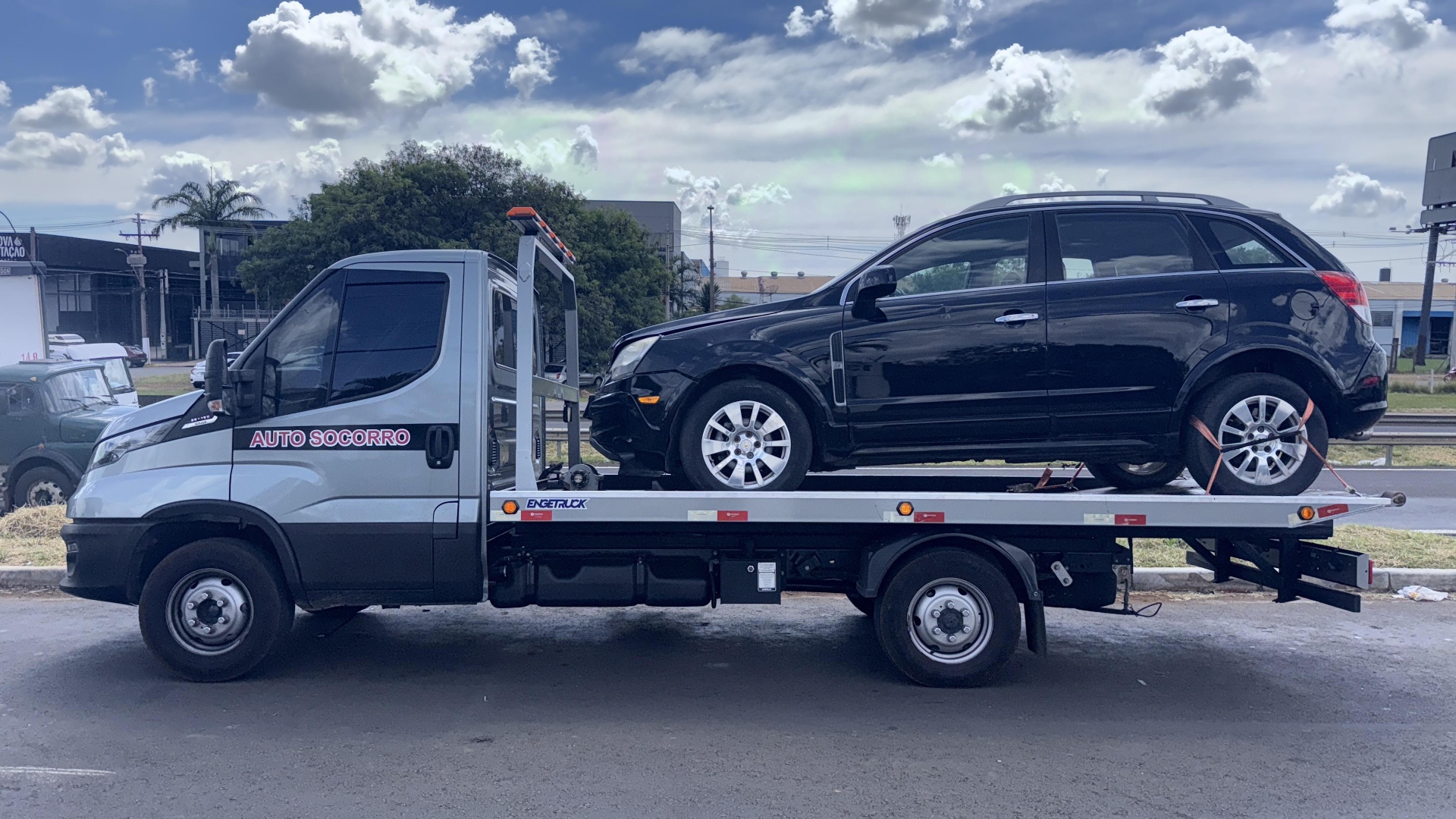 Guincho plataforma da Ligô transportando SUV em Campinas